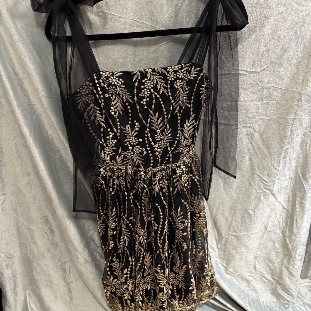 Francesca's Collections Black and Gold Mini Dress